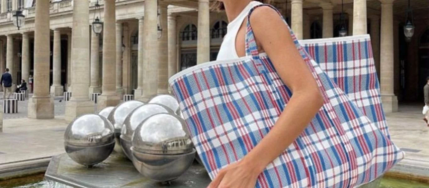 Σάλος με οίκο μόδας που πουλά πλαστική τσάντα πολλών χρήσεων για 1.600 ευρώ (φώτο)